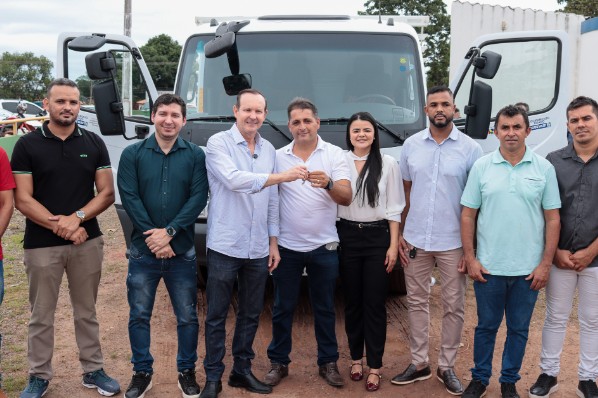 São João do Paraíso recebe caminhão para fortalecer o desenvolvimento local