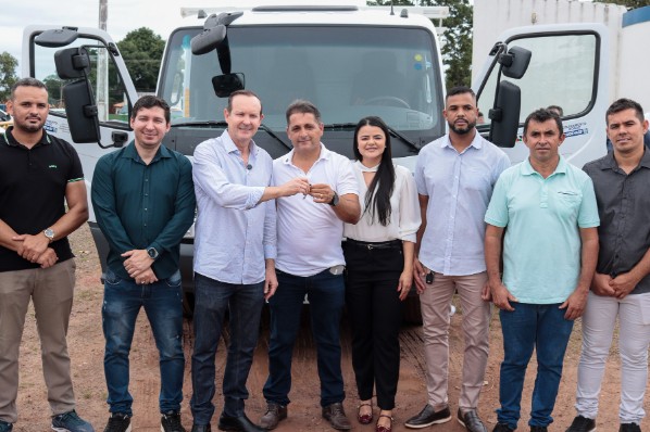 São João do Paraíso recebe caminhão para fortalecer o desenvolvimento local